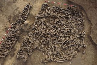 Hrob 129 mužů pod vídeňským hřištěm. Proč útočníci mířili do pánve?